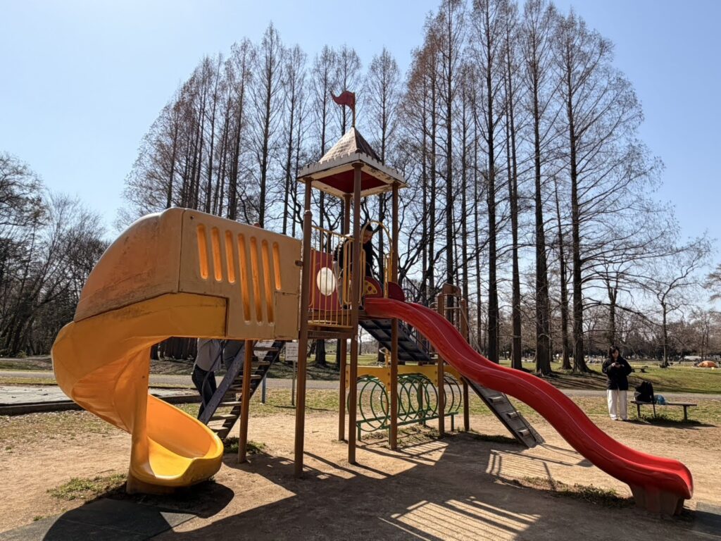 秋ヶ瀬公園の遊具広場